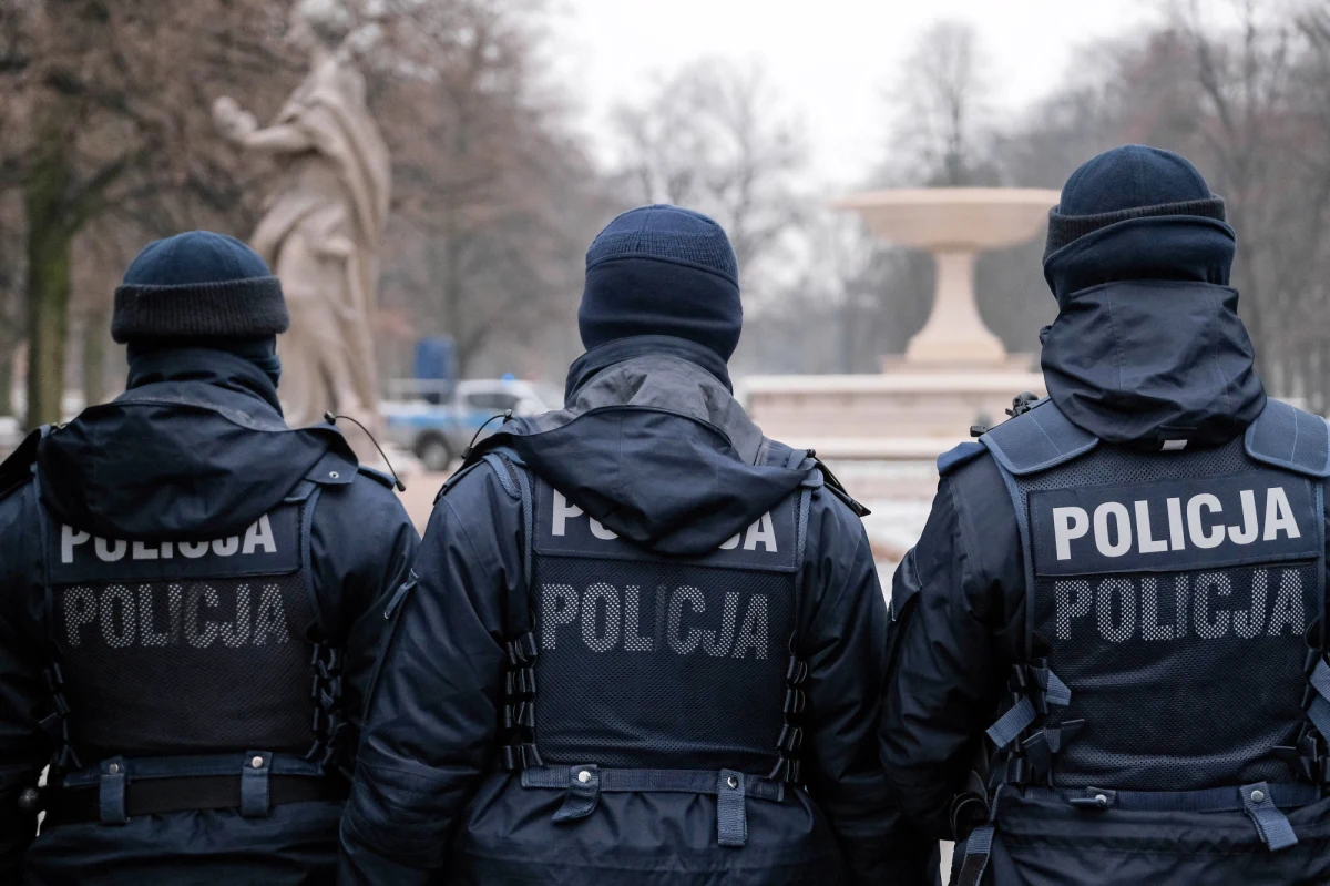 Mamy kolejny rekord poziomu wakatów w policji. Jak ustalił reporter RMF FM Krzysztof Zasada, mimo prowadzonych od początku roku naborów nie udało się choć w niewielkim stopniu uzupełnić braków kadrowych w tej największej w Polsce służbie mundurowej podległej resortowi spraw wewnętrznych i administracji.