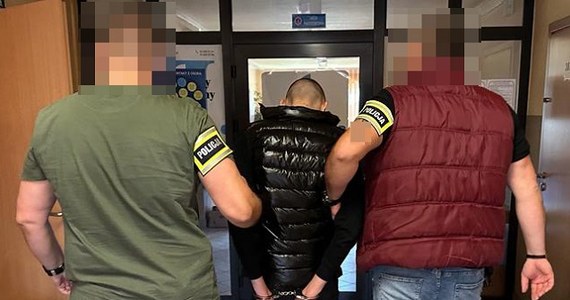 Policjanci zatrzymali jednego z mężczyzn, którzy w maju w Łodzi napadli na taksówkarza. 17-latkowi za rozbój grozi do 12 lat więzienia. Nadal poszukiwani są jego kompani.        

