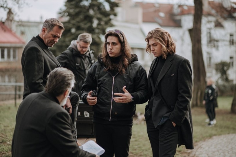 Czeski reżyser - David Balda - zadebiutował w 2019 roku filmem "Intruz". Miał wtedy zaledwie 18 lat, zostając najmłodszym reżyserem w historii kina. Teraz Balda kręci swój nowy film fabularny. W międzynarodowej obsadzie znalazł się również polski aktor Paweł Deląg.