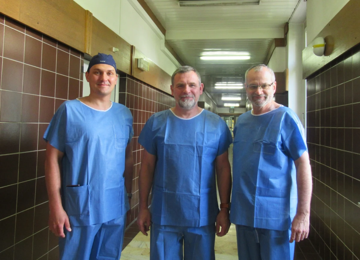 Lekarze z Gliwic uwolnili od bólu 41-letnią pacjentkę cierpiącą od dzieciństwa z powodu ciężkiej wrodzonej wady bioder. Wszczepili jej implant panewki stawu 3D wydrukowany w specjalnej tytanowej technologii.

