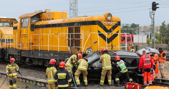 Na przejeździe kolejowo-drogowym przy ul. Golędzinowskiej w Warszawie przeprowadzono symulację zderzenia lokomotywy z SUV-em. To element ogólnopolskiej kampanii społecznej "Bezpieczny przejazd". 