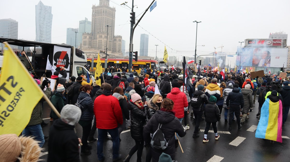 Kraków, Warszawa, Zamość – łącznie w ponad 40 polskich miastach odbędą się dziś protesty Ogólnopolskiego Strajku Kobiet. Demonstracje mają związek z tragedią, do jakiej doszło w nowotarskim szpitalu. Z powodu wstrząsu septycznego zmarła tam 33-letnia Dorota. Była w 20. tygodniu ciąży, a trzy dni przed śmiercią lekarze stwierdzili u niej bezwodzie. 