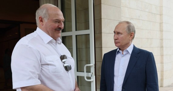 Alaksandr Łukaszenka ogłosił, że na Białoruś zaczyna docierać od Rosji taktyczna broń jądrowa. Jak stwierdził, "niektóre bomby są trzy razy potężniejsze niż te, które zostały zrzucone na Hiroszimę i Nagasaki".