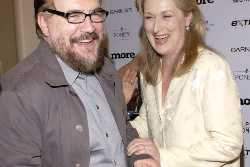 Gwiazdor "Sukcesji" w najnowszym wywiadzie zdradził, że jego wielkim marzeniem jest zagranie u boku Meryl Streep. Cox wyjawił przy tym, że latami zazdrościł koleżance po fachu wybitnych umiejętności, do czego zresztą jej się przyznał. "Spotkałem ją kiedyś i wyparowałem: ‘Nigdy cię nie lubiłem. Nie lubiłem cię, bo byłem zazdrosny o twoje aktorstwo.’ Ciągle zastanawiałem się nad tym, jak to możliwe, że ona jest tak dobra" - stwierdził serialowy Logan Roy.