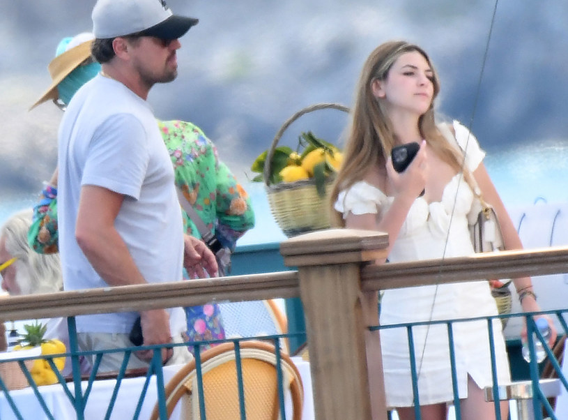 Leonardo DiCaprio spędza z rodziną wakacje we Włoszech na Wybrzeżu Amalfitańskim. Hollywoodzki aktor wypoczywa w towarzystwie ojca George'a DiCaprio, macochy Peggy Ann Farrar i siostrzenicy Normandie.