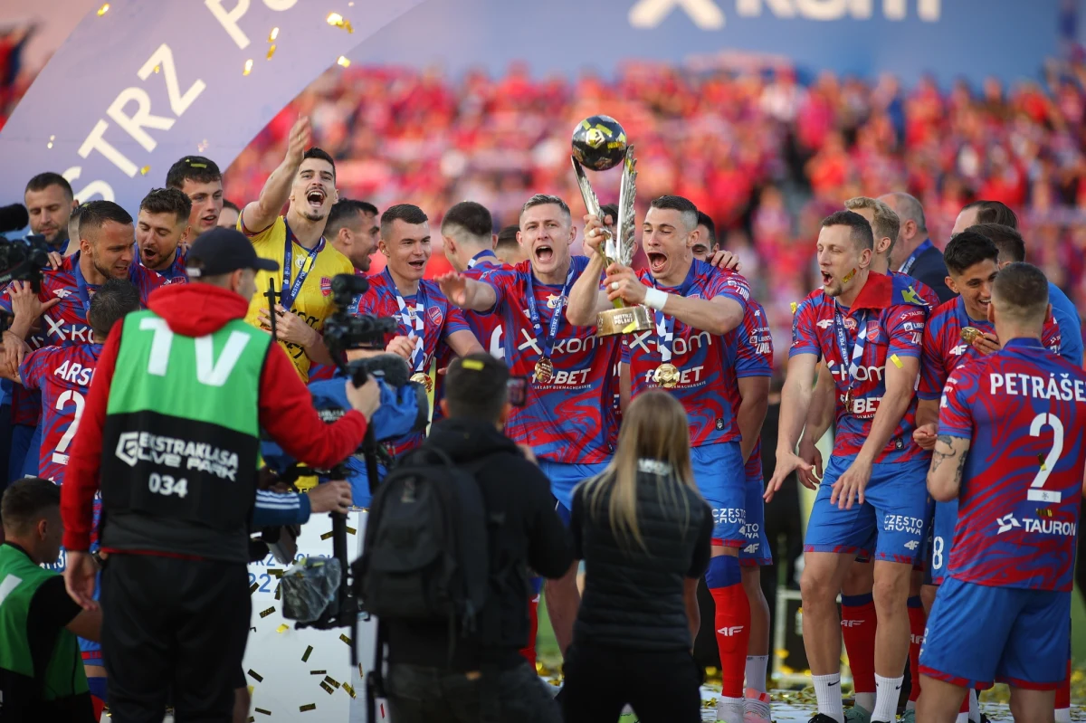 Broniący tytułu mistrzowskiego piłkarze Rakowa zagrają w Częstochowie z Jagiellonią Białystok w 1. kolejce sezonu 2023/24 ekstraklasy piłkarskiej. Zestaw par całych rozgrywek opublikowała Ekstraklasa S.A. Sezon rozpocznie się 21 lipca, a zakończy 25 maja 2024 roku.