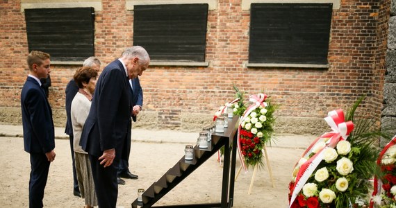 Kilkunastu byłych więźniów niemieckich obozów uczestniczyło w obchodach 83. rocznicy pierwszej deportacji Polaków do Auschwitz, która we środę odbyła się w miejscu pamięci przy bloku 11 danego obozu. Wspólnie uczcili pamięć ofiar składając znicze pod Ścianą Straceń.