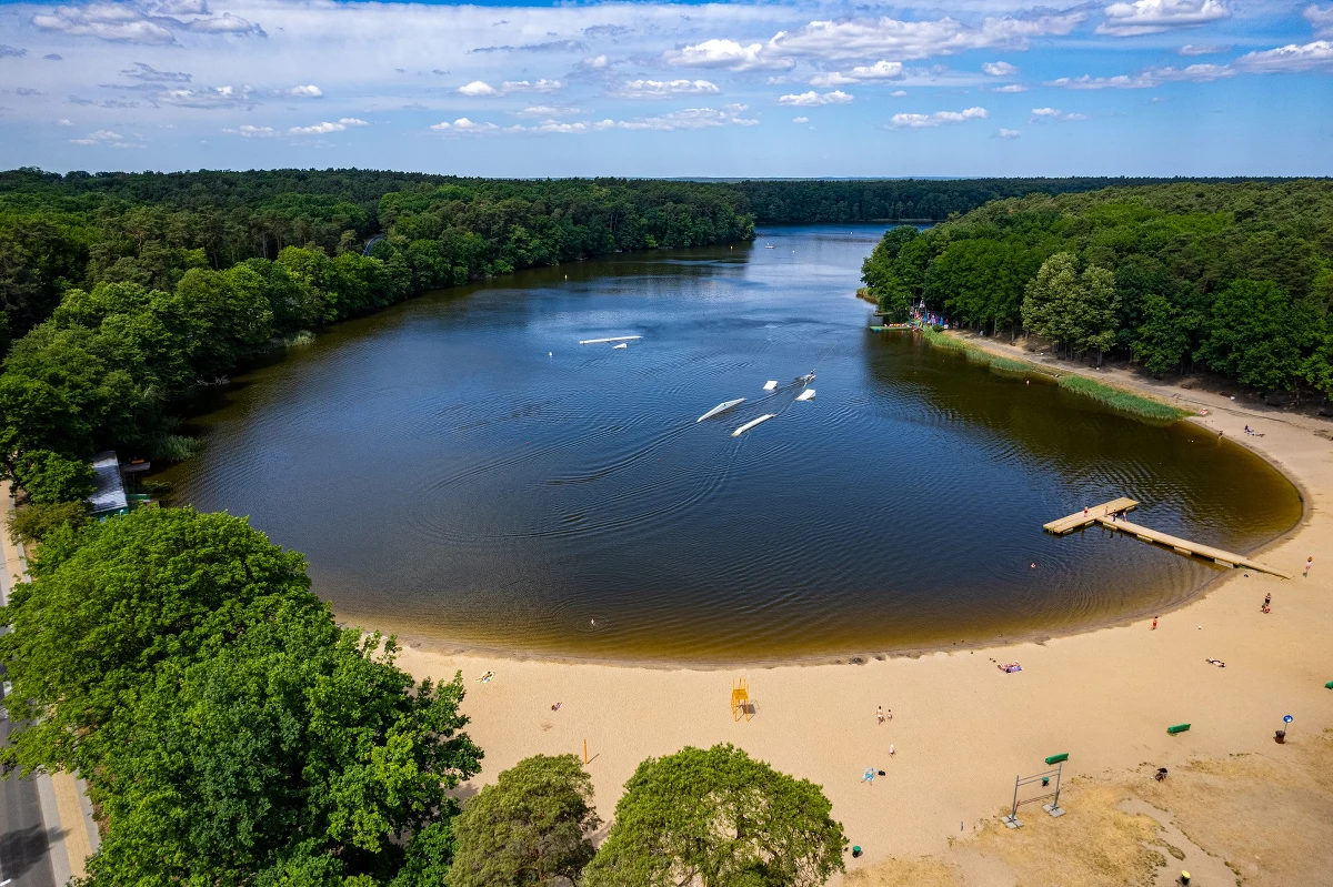 15 czerwca startuje sezon kąpieliskowy. Na najbardziej popularnych plażach pojawią się ratownicy. Miejskie kąpieliska otwiera też Szczecin. Ceny biletów za wstęp na plażę idą mocno do góry.
