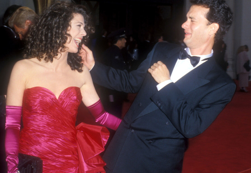 Tom Hanks i Meg Ryan stworzyli jeden z najbardziej udanych i lubianych duetów w historii komedii romantycznych. Pamiętamy ich z takich kultowych produkcji jak "Bezsenność w Seattle" czy "Masz wiadomość". Jak się okazuje, ich wspólna przygoda aktorska mogła się zacząć się dużo wcześniej, bo już w na planie filmu "Kiedy Harry poznał Sally", który trafił do kin w 1989 roku. Jak ujawniła żona Hanksa, to właśnie jemu reżyser Rob Reiner zaproponował główną rolę w tym filmie. Aktor odrzucił jednak tę propozycję, bo nie mógł zrozumieć, dlaczego główny bohater jest załamany po tym, jak rozstał się z żoną. Wszystko dlatego, że Hanks był wówczas w trakcie rozwodu, który był dla niego ulgą.