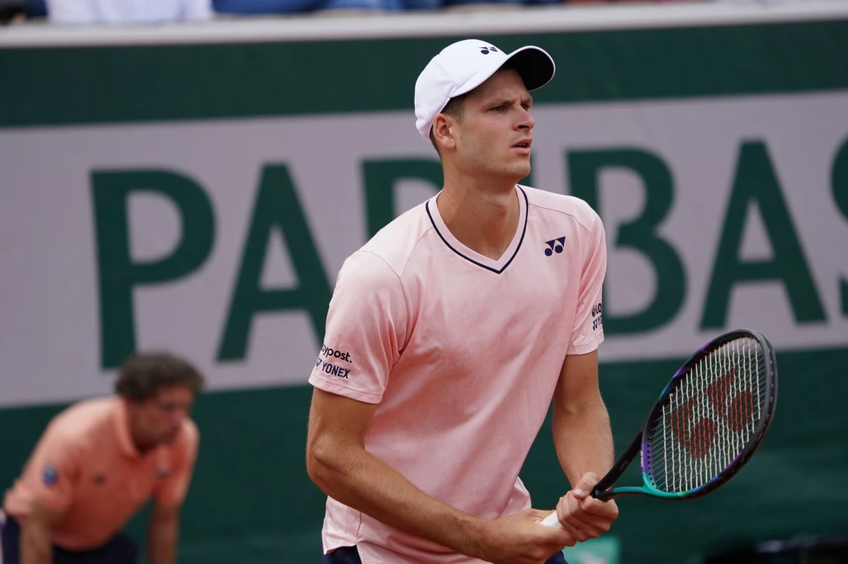 ​Hubert Hurkacz, rozstawiony z numerem 4., pokonał Japończyka Yosuke Watanukiego 4:6, 7:6 (7-5), 7:6 (7-5) w drugiej rundzie gdy pojedynczej tenisowego turnieju ATP 250 na trawiastych kortach w Stuttgarcie.