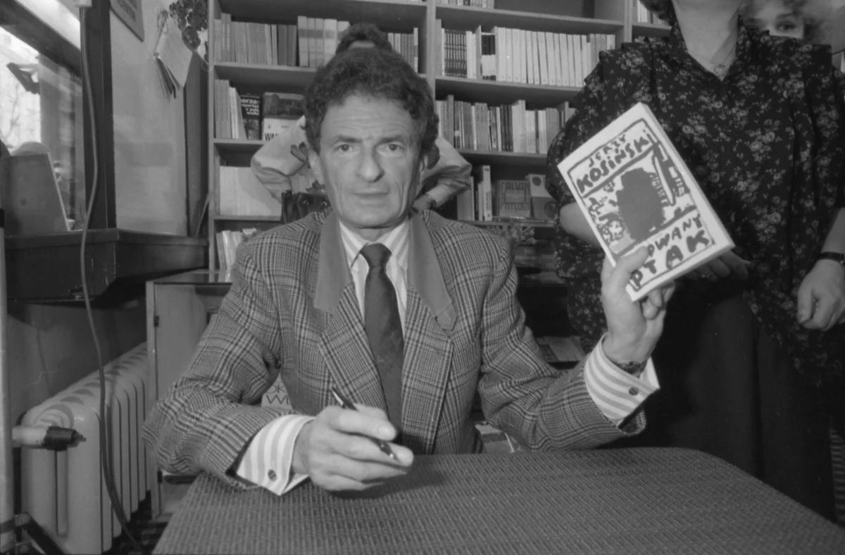 W 90. rocznicę urodzin Jerzego Kosińskiego Muzeum Miasta Łodzi przypomina sylwetkę tego kontrowersyjnego pisarza - z pochodzenia łodzianina. Na wystawie "Kosiński. Re/kompozycje. Ja" znalazło się blisko 80 obiektów dokumentujących jego życie i twórczość.