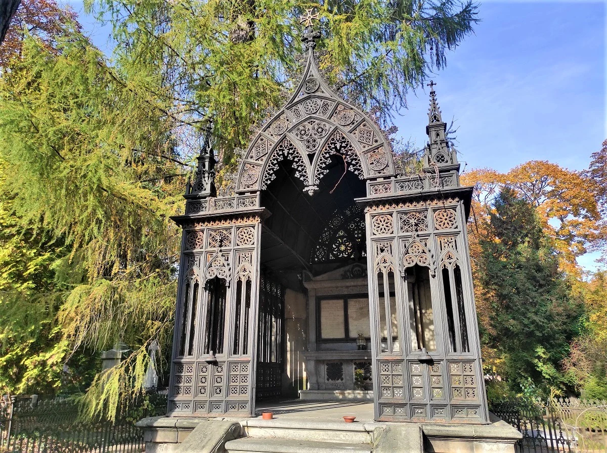 Rozpoczęła się konserwacja żeliwnego mauzoleum rodziny Braeunigów, którą dotacją w wysokości 300 tys. zł wsparło m.st. Warszawa - poinformował stołeczny konserwator zabytków.