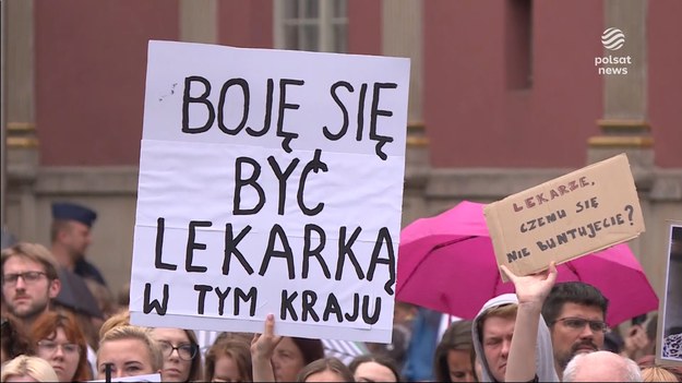 "Ani jednej więcej" — pod takim hasłem w wielu polskich miastach odbyły się protesty zorganizowane przez Ogólnopolski Strajk Kobiet. Powodem była śmierć 33-letniej ciężarnej w szpitalu w Nowym Targu. Kobieta zmarła na sepsę, a lekarze nie zdecydowali się na aborcję. Eksperci mówią o winie medyków, ale strajkujący uważają, że przyczyną jest zaostrzone prawo aborcyjne. 
Materiał dla "Wydarzeń" przygotowała Mira Skórka.