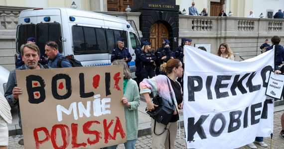 "To smutne, że taki protest musiał się odbyć" - mówili uczestnicy manifestacji Strajku Kobiet w Warszawie. Podobne marsze pod hasłem "Ani jednej więcej" przeszły wieczorem ulicami kilkudziesięciu polskich miast. Ma to związek z z tragedią, do jakiej doszło w maju w nowotarskim szpitalu, gdzie zmarła 33-letnia pacjentka w 20. tygodniu ciąży.