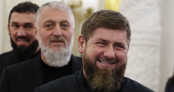 Przywódca Czeczenii Ramzan Kadyrow poinformował, że Adam Delimchanow "żyje i ma się dobrze". Wcześniej ukraińskie media podawały, że deputowany Dumy Państwowej z Czeczenii - którego Kadyrow nazywa "swoim bratem" - zginął w ataku w obwodzie zaporoskim. Rosyjskie media twierdziły natomiast, że polityk "został ranny, ale żyje".
