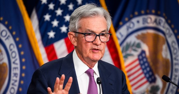 Federalny Komitet ds. Otwartego Rynku (FOMC) amerykańskiego banku centralnego (Fed) zdecydował jednogłośnie w środę, że po raz pierwszy od marca 2022 roku nie podniesie stóp procentowych i da sobie czas na ocenę sytuacji gospodarczej USA.