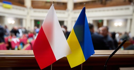 Zakończyła się rozmowa telefoniczna prezydentów Andrzeja Dudy i Wołodymyra Zełenskiego. Prezydenci przeprowadzili konsultacje w zakresie sytuacji bezpieczeństwa w związku z trwającą agresją Rosji na Ukrainie - poinformowała w środę Kancelaria Prezydenta RP.