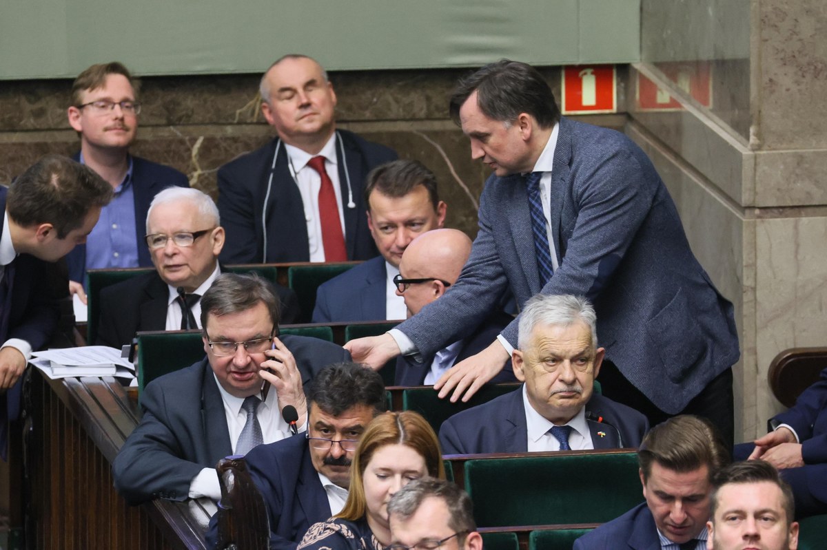 Planowana komisja weryfikacyjna do badania rosyjskich wpływów będzie miała jeszcze mniej uprawnień. Podczas prac nad prezydenckim projektem nowelizacji ustawy, który zmienia zasady działania zespołu, posłowie PiS-u zgłosili poprawki, w tym takie, które poważnie ograniczają możliwości mającej powstać komisji.