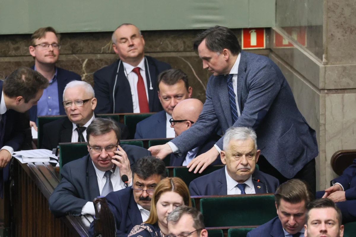 Planowana komisja weryfikacyjna do badania rosyjskich wpływów będzie miała jeszcze mniej uprawnień. Podczas prac nad prezydenckim projektem nowelizacji ustawy, który zmienia zasady działania zespołu, posłowie PiS-u zgłosili poprawki, w tym takie, które poważnie ograniczają możliwości mającej powstać komisji.