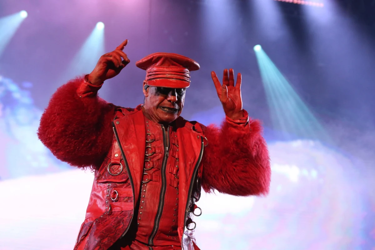 Berlińska prokuratura wszczęła śledztwo w związku z oskarżeniami wobec Tilla Lindemanna, lidera zespołu Rammstein. Wokaliście zarzuca się przymuszanie do czynności seksualnych oraz udostępnianie narkotyków – poinformowała rzeczniczka prokuratury w Berlinie.