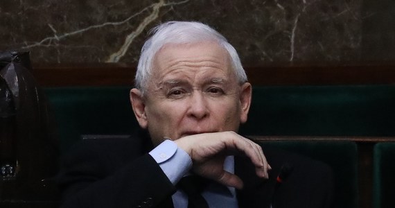 Prezes PiS Jarosław Kaczyński podczas środowego posiedzenia klubu mobilizował parlamentarzystów Prawa i Sprawiedliwości przed zbliżającą się kampanią wyborczą - informowali posłowie ugrupowania po zakończeniu spotkania. Według nieoficjalnych doniesień, Kaczyński może wrócić do rządu.