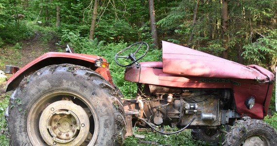 41-latek został śmiertelnie przygnieciony przez traktor w lesie w Zdziłowicach Drugich (Lubelskie). W akcji uczestniczyli strażacy i śmigłowiec LPR.