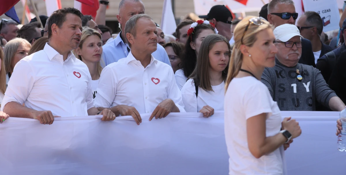 Donald Tusk jest liderem opozycji – tak uważa 61 proc. badanych w sondażu IBRiS dla "Rzeczpospolitej". Szef Platformy Obywatelskiej zdecydowanie wyprzedził innych polityków. 