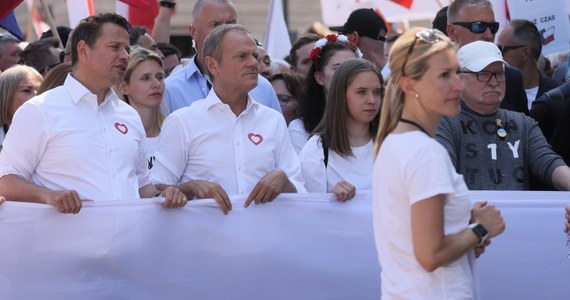 Donald Tusk jest liderem opozycji – tak uważa 61 proc. badanych w sondażu IBRiS dla "Rzeczpospolitej". Szef Platformy Obywatelskiej zdecydowanie wyprzedził innych polityków. 