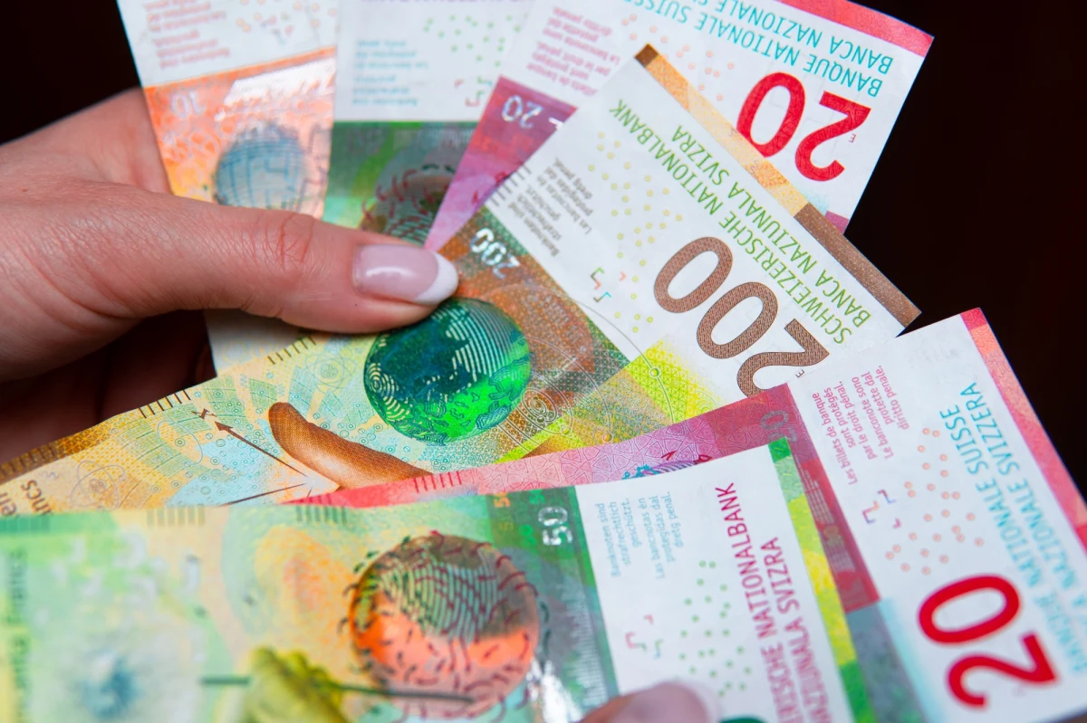 Kluczowy wyrok i dobre decyzje dla frankowiczów, a gorsze dla banków! Trybunał Sprawiedliwości Unii Europejskiej wydał dwa orzeczenia dotyczące kredytów hipotecznych we frankach szwajcarskich. Stwierdzono, że banki nie mają prawa domagać się od klientów pieniędzy za korzystanie z kapitału. Co więcej, to klienci mogą domagać się odszkodowań od banku. Orzeczono też, że sądy mogą zarządzać środek tymczasowy w postaci zawieszenia spłaty rat kredytu w trakcie trwania procesu o ustalenie nieuczciwego charakteru warunków umowy.