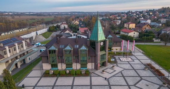 W trzecim podejściu Generalna Dyrekcja Dróg Krajowych i Autostrad wybrała wykonawcę obwodnicy Zabierzowa. Najkorzystniejszą ofertę w przetargu, opiewającą na prawie 676 mln zł, złożyła firma Budimex. Jeśli uda się podpisać umowę, 10-kilometrowa droga powinna powstać w ciągu trzech lat. Tymczasem mieszkańcy Zabierzowa protestowali w czwartek żądając przyśpieszenia inwestycji.     


