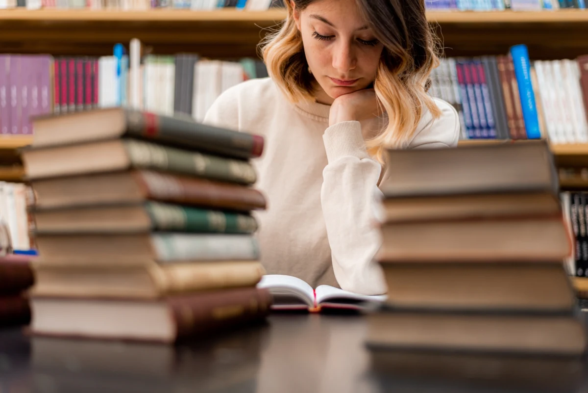 Coraz większy ruch w bibliotekach w całej Polsce. Przychodzi tam coraz więcej studentów, którzy uczą się do sesji egzaminacyjnej. Z Biblioteki Uniwersytetu Warszawskiego można teraz korzystać przez całą dobę. Nasz reporter Michał Dobrołowicz rozmawiał ze studentami, którzy spędzają tam noce.

