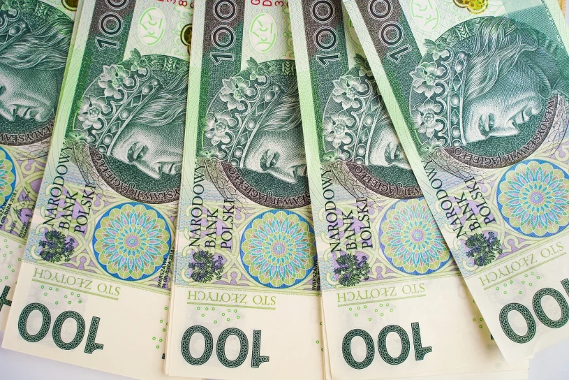 Lato nie zniechęca do oszczędzania. Polacy lokują pieniądze w obligacje