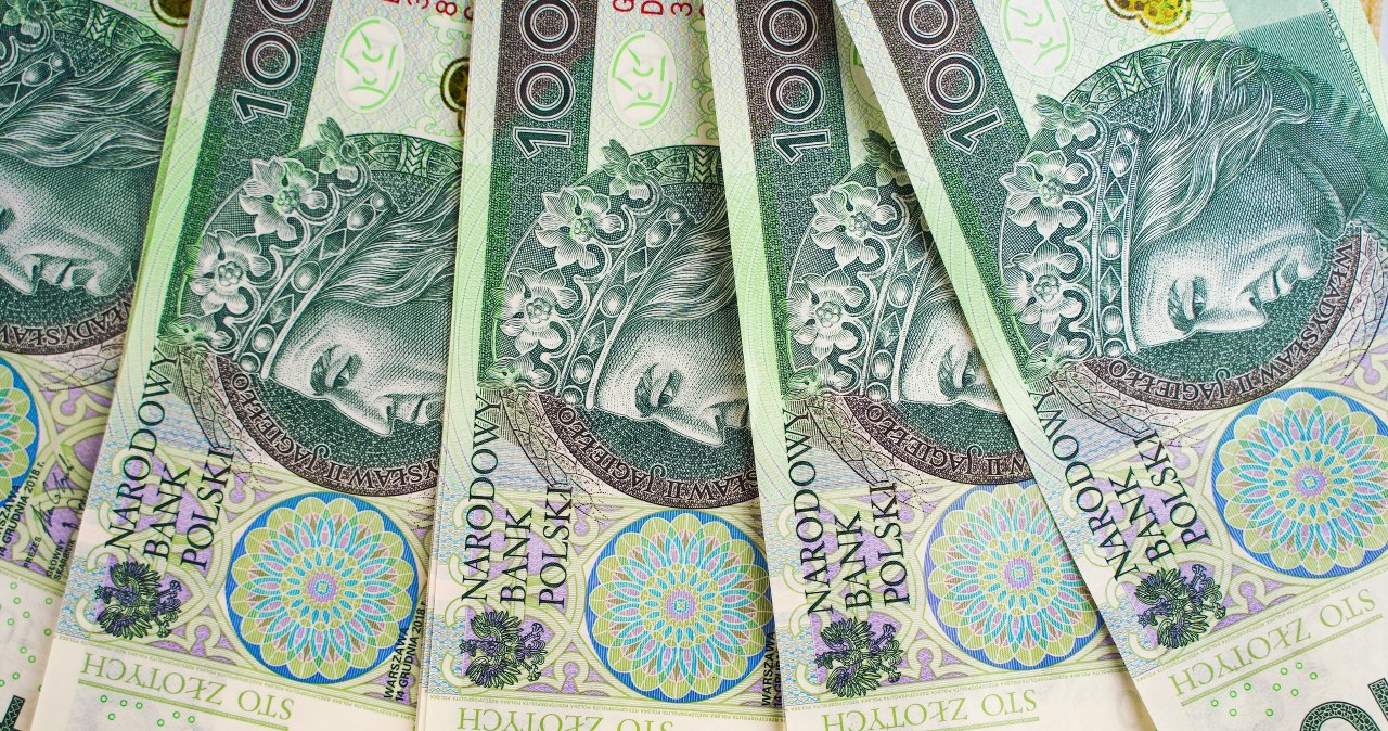 Lato nie zniechęca do oszczędzania. Polacy lokują pieniądze w obligacje