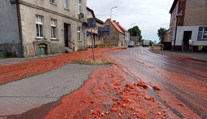 Truskawkowo-pomidorowe rondo w Czaplinku. Czerwona breja sparaliżowała ruch