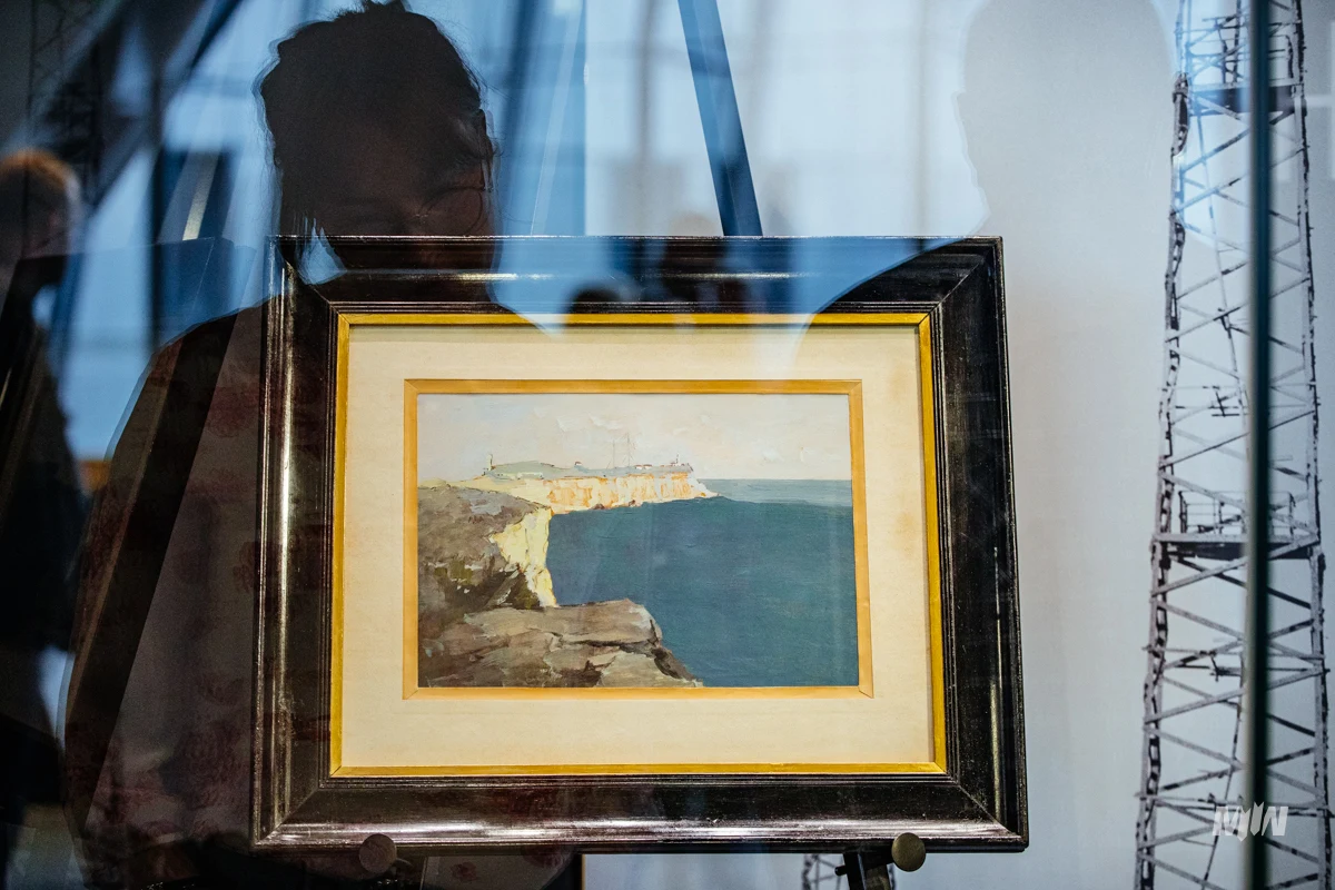 ​W ramach cyklu "Wejście w historię" w Muzeum II Wojny Światowej w Gdańsku zaprezentowano w czwartek obraz nieznanego autora, który przedstawia wybrzeże Kornwalii i radary AMES Typu 1, które były elementem systemu obrony powietrznej Wielkiej Brytanii.