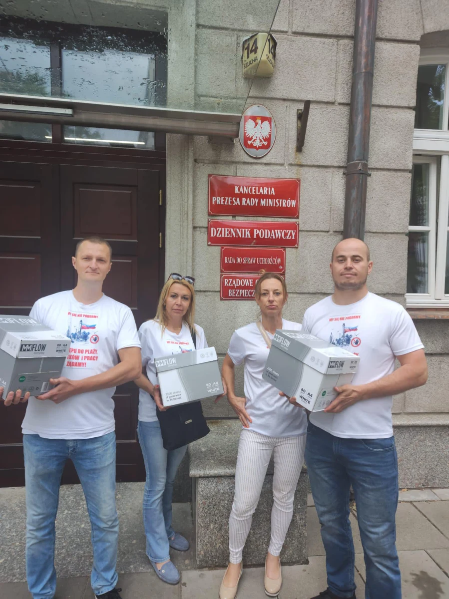 Blisko 10 tysięcy podpisów zebrali mieszkańcy Świnoujścia pod petycją w sprawie odblokowania dostępu do plaży i zabytków. Po dwóch miesiącach od odcięcia ruchu lądowego do plaży i zabytków, kartony z podpisami trafiły do Departamentu Spraw Obywatelskich w Kancelarii Premiera. 