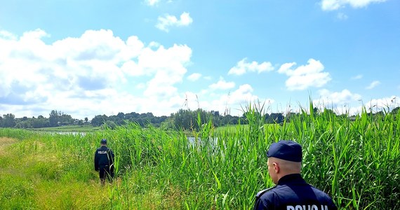 W okolicach wsi Kraśniczyn na Lubelszczyźnie trwają poszukiwania zaginionego 26-latka. Mężczyzna wyszedł z domu kilkanaście dni temu i od tego czasu nie kontaktował się z rodziną. Wczoraj zaginęła jego matka.

