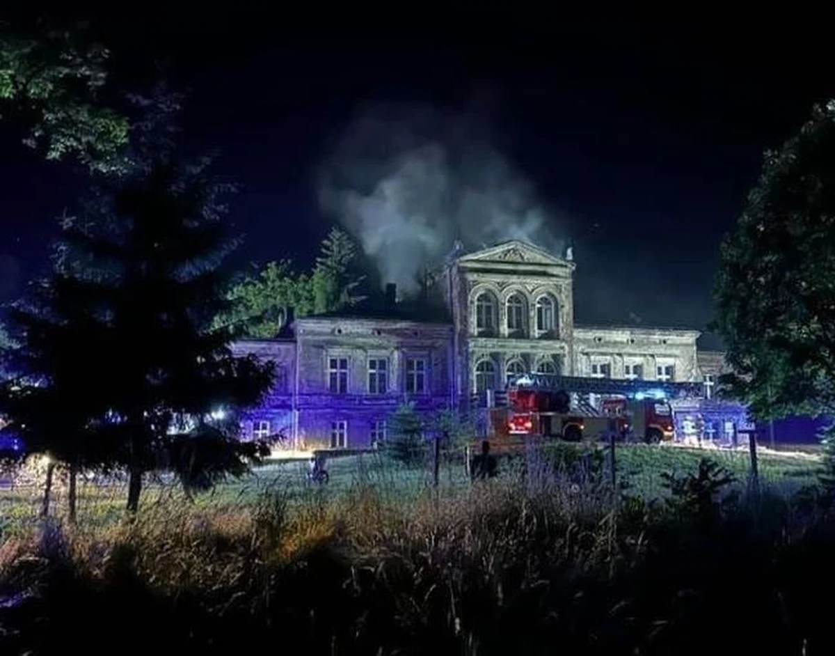 23-latek z Rososzycy usłyszał zarzut podpalenia zabytkowego pałacyku, w którym mieszkało 31 osób. Do niebezpiecznego zdarzenia doszło we wtorek pod Ostrowem Wielkopolskim.