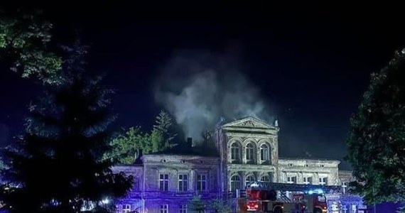 23-latek z Rososzycy usłyszał zarzut podpalenia zabytkowego pałacyku, w którym mieszkało 31 osób. Do niebezpiecznego zdarzenia doszło we wtorek pod Ostrowem Wielkopolskim.