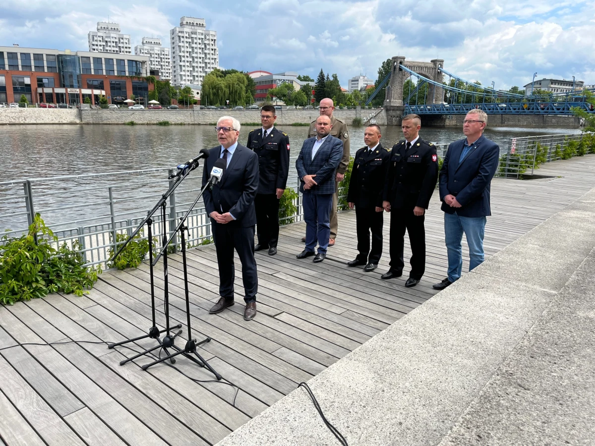 Prognozy wskazują na obniżenie poziomu wody w Odrze. "Obawiamy się złotej algi. Przychodzi chyba najtrudniejszy czas" - tak o sytuacji na Odrze mówił dziś wojewoda dolnośląski Jarosław Obremski. 