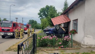 19-latek dachował, auto wbiło się w dom