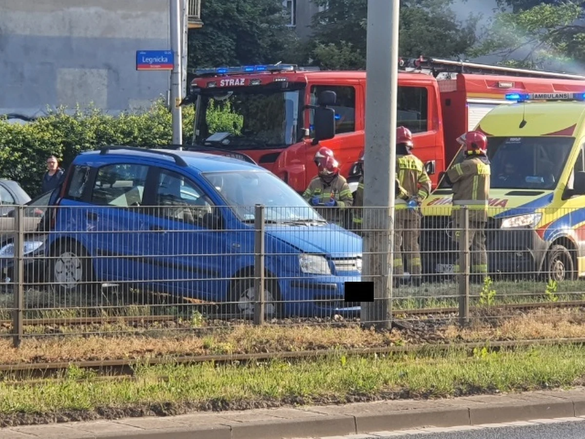 Wypadek na ulicy Legnickiej we Wrocławiu. Pomiędzy Placem Strzegomskim, a Placem Solidarności zderzyły się dwa samochody osobowe. 