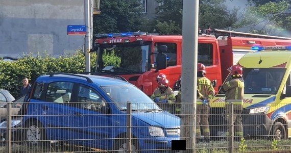 Wypadek na ulicy Legnickiej we Wrocławiu. Pomiędzy Placem Strzegomskim, a Placem Solidarności zderzyły się dwa samochody osobowe. 