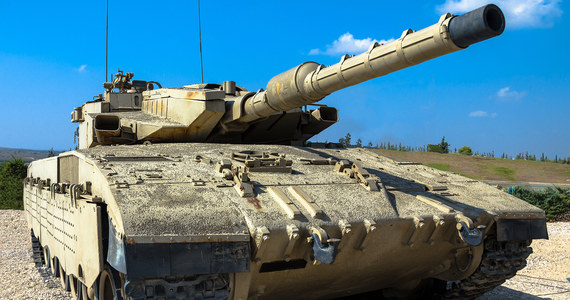 Izrael prowadzi rozmowy w sprawie sprzedaży kilkuset czołgów Merkava dwóch krajom, w tym jednemu leżącemu w Europie - poinformował izraelski portal Ynet, powołując się na urzędników resortu obrony. Byłby to pierwszy przypadek eksportu tego flagowego produktu izraelskiego przemysłu zbrojeniowego.