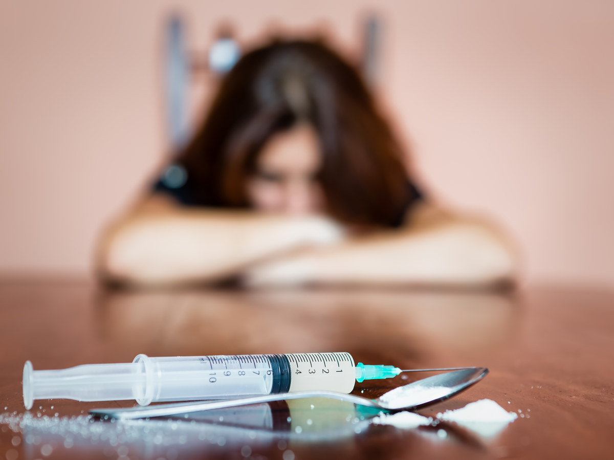 27-letnia, heteroseksualna kobieta, w nieformalnym związku, ze średnim wykształceniem, mieszkająca w dużym mieście, pracująca na pełnym etacie – taki profil osoby zażywającej substancje psychoaktywne wyłania się z badań przeprowadzonych przez lekarzy ze Śląskiego Uniwersytetu Medycznego. Sprawdzali oni, kim jest Polak zażywający narkotyki „rekreacyjnie”. 