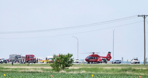 Co najmniej 15 osób zginęło, a 10 zostało rannych w czwartek w zderzeniu  ciężarówki  z przyczepą z  minibusem przewożącym osoby starsze w środkowej Kanadzie - poinformowała policja.