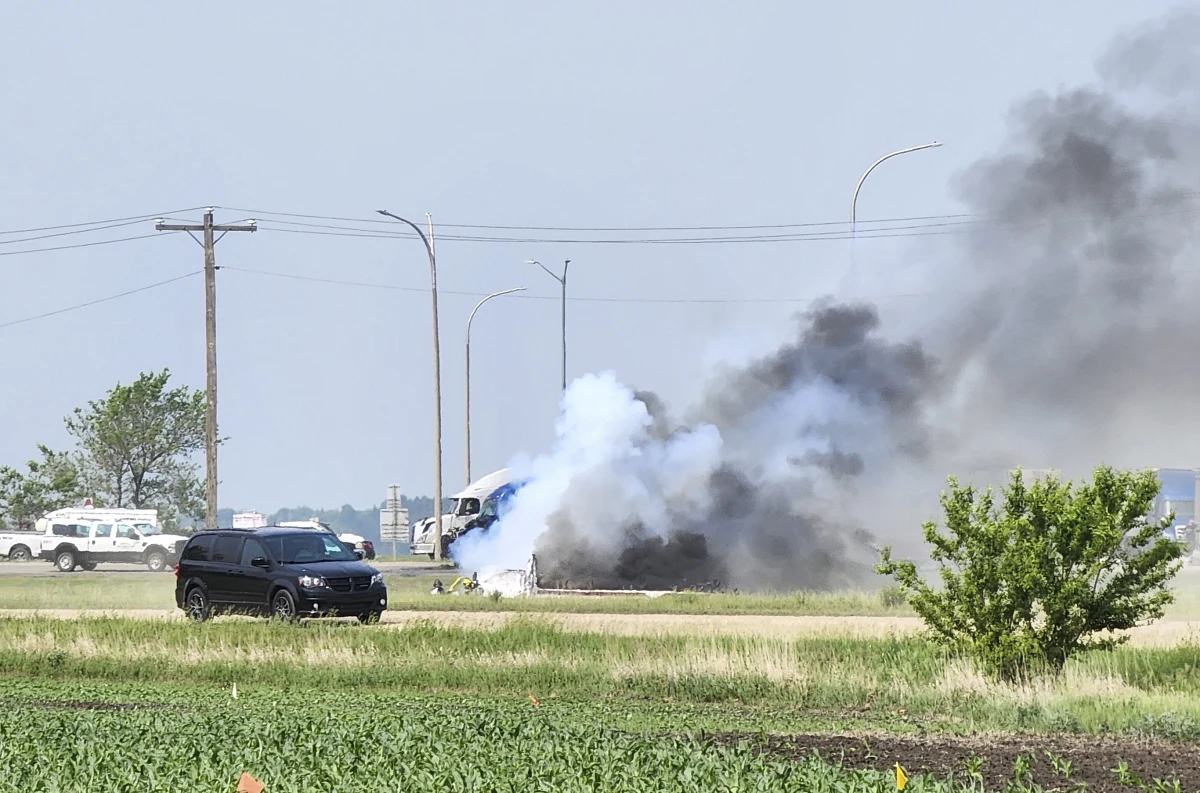 Co najmniej 15 osób zginęło, a 10 zostało rannych w wyniku zderzenia ciężarówki z przyczepą z minibusem przewożącym osoby starsze. Do wypadku doszło w środkowej Kanadzie - poinformowała policja.
