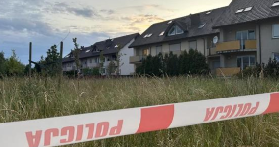 Ciała trzech osób znaleźli policyjni antyterroryści w mieszkaniu przy ul. Kasjopei na osiedlu Warszewo w Szczecinie. Policję wezwali świadkowie, którzy późnym popołudniem zgłosili, że słyszeli huk przypominający wystrzały z broni palnej.