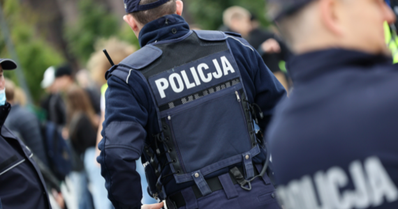 Na 3 miesiące aresztowany został mężczyzna, który napadał na kobiety w centrum Wrocławia. 33-latek usłyszał zarzuty dotyczące uszkodzenia ciała oraz mienia, a także naruszenia nietykalności cielesnej. Policja nadal apeluje o zgłaszanie się do kobiet, które padły ofiarą napastnika. 