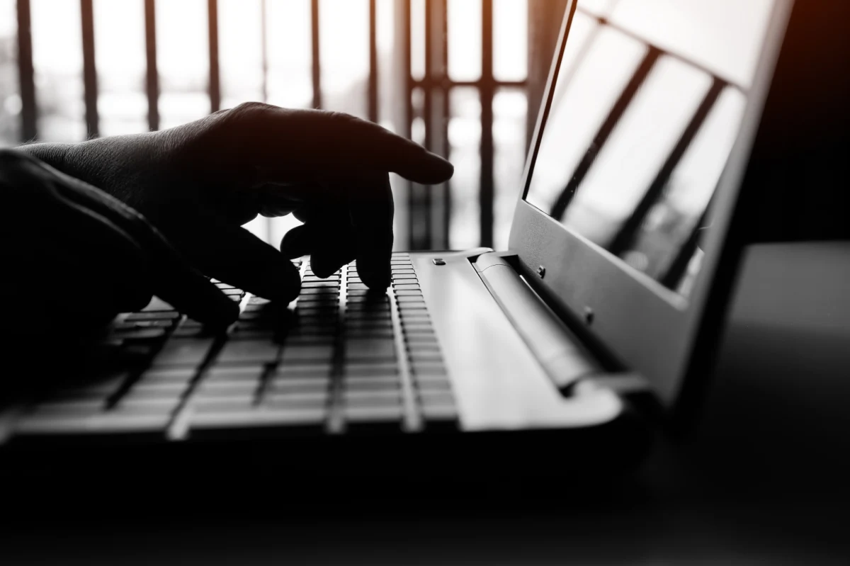 Dwie osoby zostały zatrzymane przez policjantów z Centralnego Biura Zwalczania Cyberprzestępczości pod zarzutem sprzedawania nielegalnych usług, służących do przeprowadzania ataków DDoS. Takie ataki polegają na przeciążaniu systemów informatycznych i zakłócaniu ich pracy.